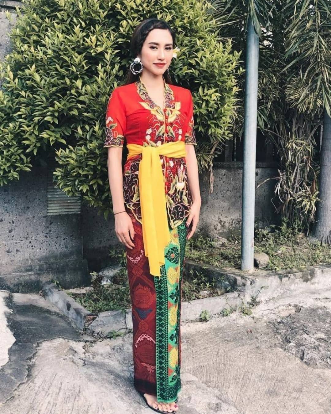 5. Kombinasi Obi Belt Warna Cerah dengan Kebaya Bermotif