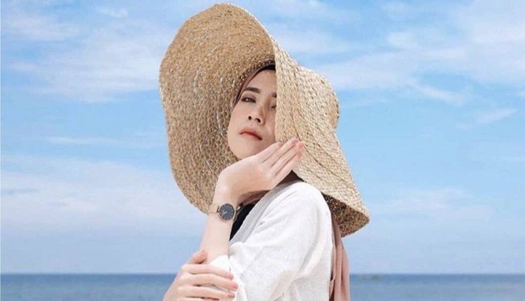 Inspirasi Model Outfit Liburan Hijab Nyaman dan Modis untuk di Pantai