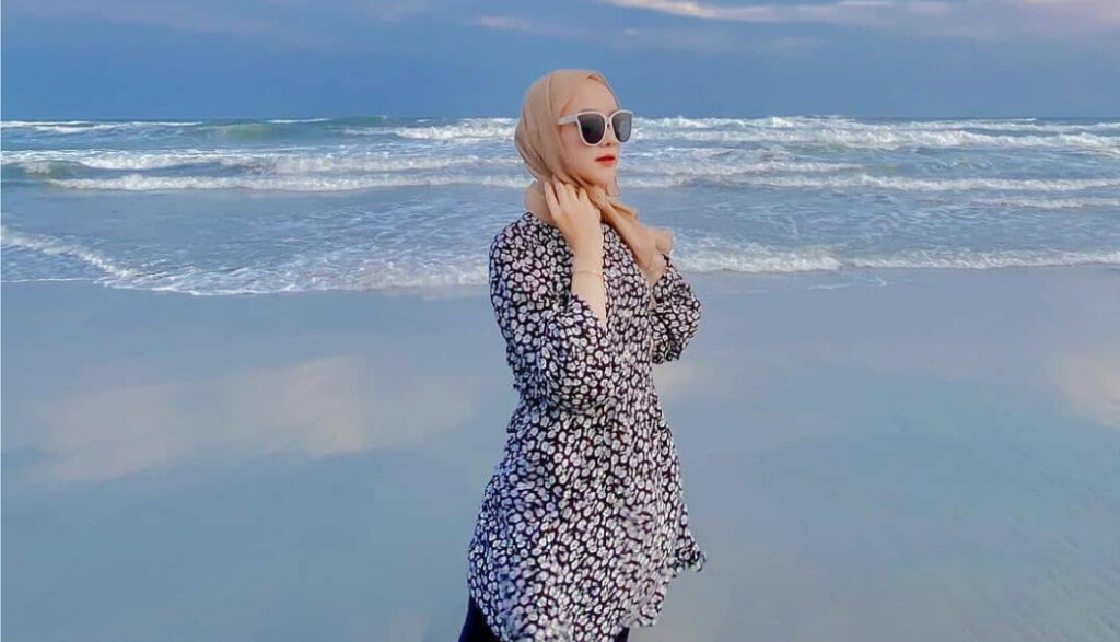 Tips Memilih Baju Pantai Wanita yang Sopan dan Nyaman