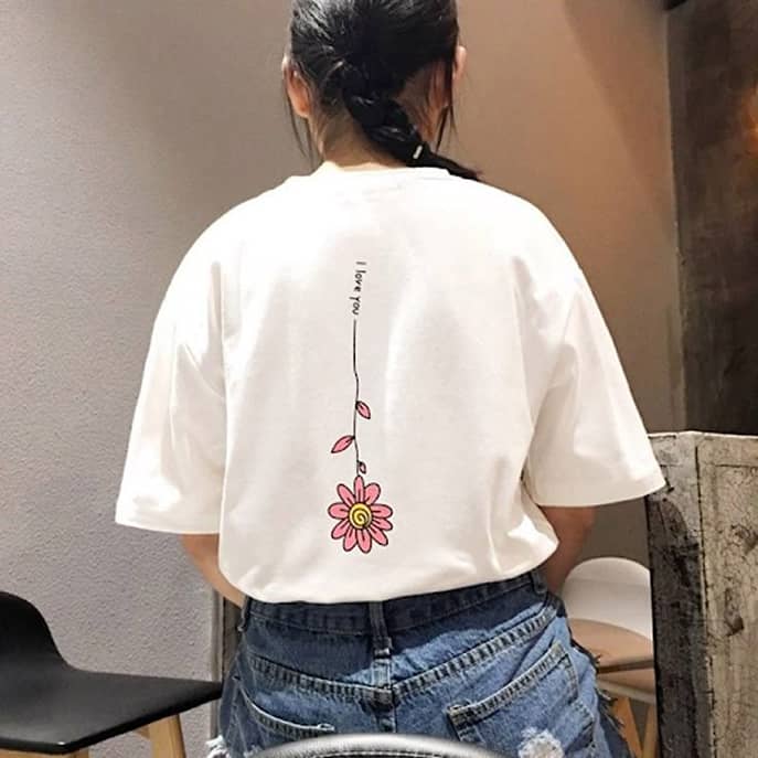 Motif di Bagian Belakang Kaos