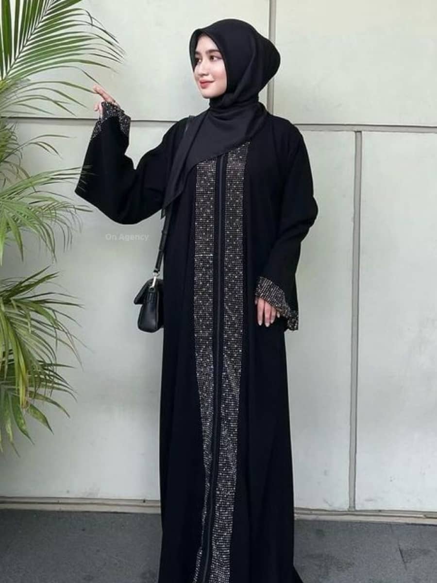 Abaya Monokrom Abstrak yang Edgy