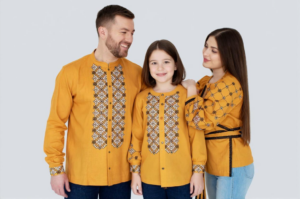 Keluarga menggunakan baju sarimbit serasi berwarna mustard