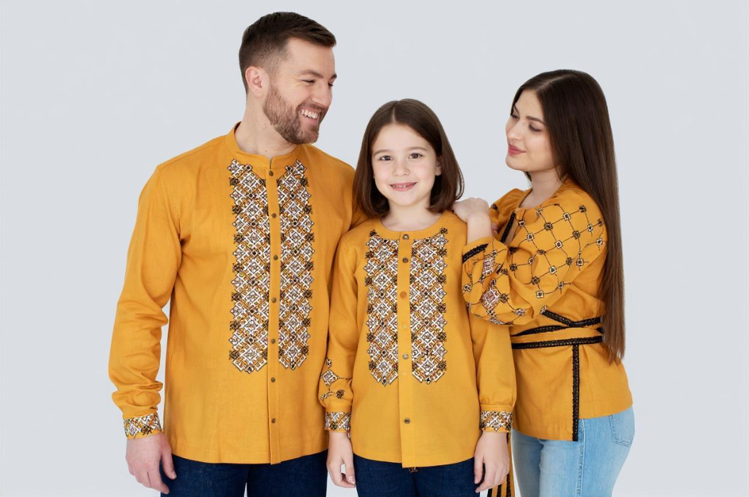 Keluarga menggunakan baju sarimbit serasi berwarna mustard