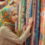 Wanita sedang memilih-milih kain hijab printing